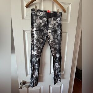 Abstract Black & White Leggings with High-Rise Waist